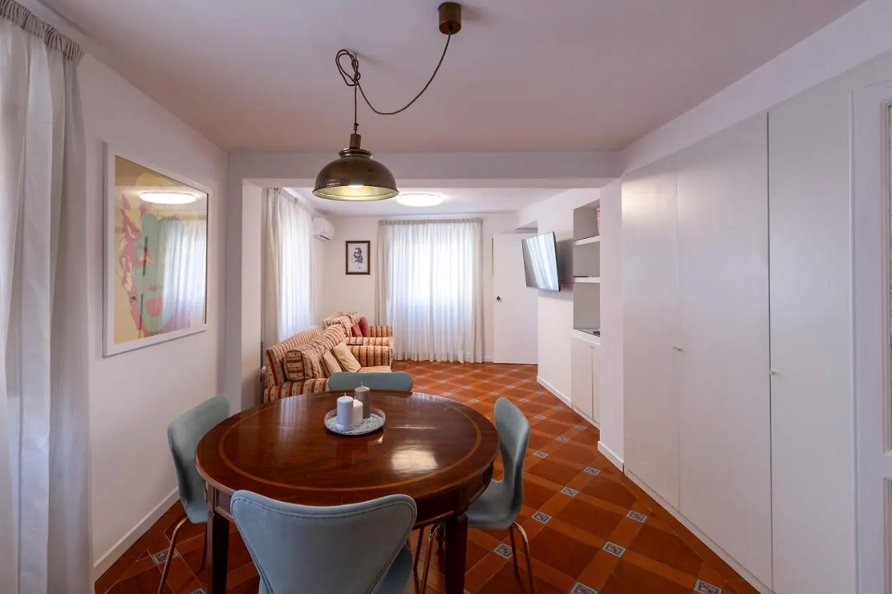 Parlamento Luxury Apartment Rome Italy